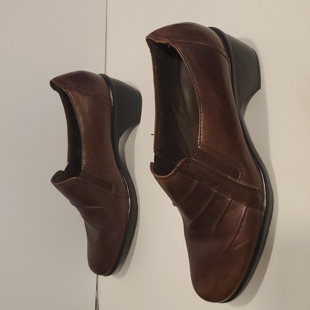 Clarks Brown Leather Closed Toe Block Heel Slip On Loafers Shoes Size 6.5M - Picture 5 of 9